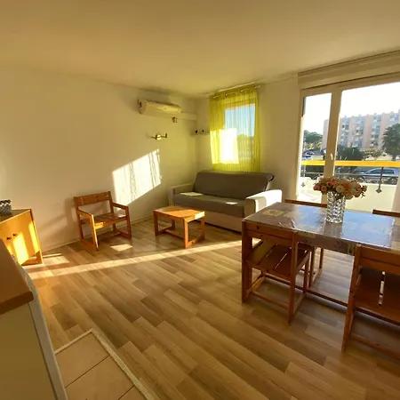 Sol-y-days Cigales De Mer, Bien Equipes Et Climatises, En Centre-ville A 150m De La *